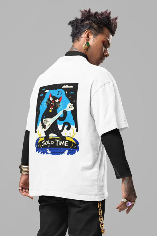 A man wearing a white back printed oversized t-shirt. The design contains a cat holding a fish bone like a guitar and appears to play it aggressively. There's a text saying Solo Time at the bottom of the design.